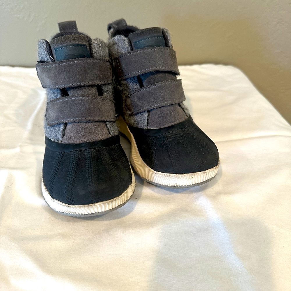 Girls Out and About Sorels Size 12